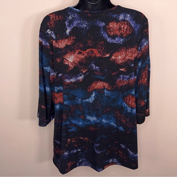 New Medium LuLaRoe Blue Purple Red Black Abstract Print Top Vneck 3/4 Sleeve - Picture 4 of 13
